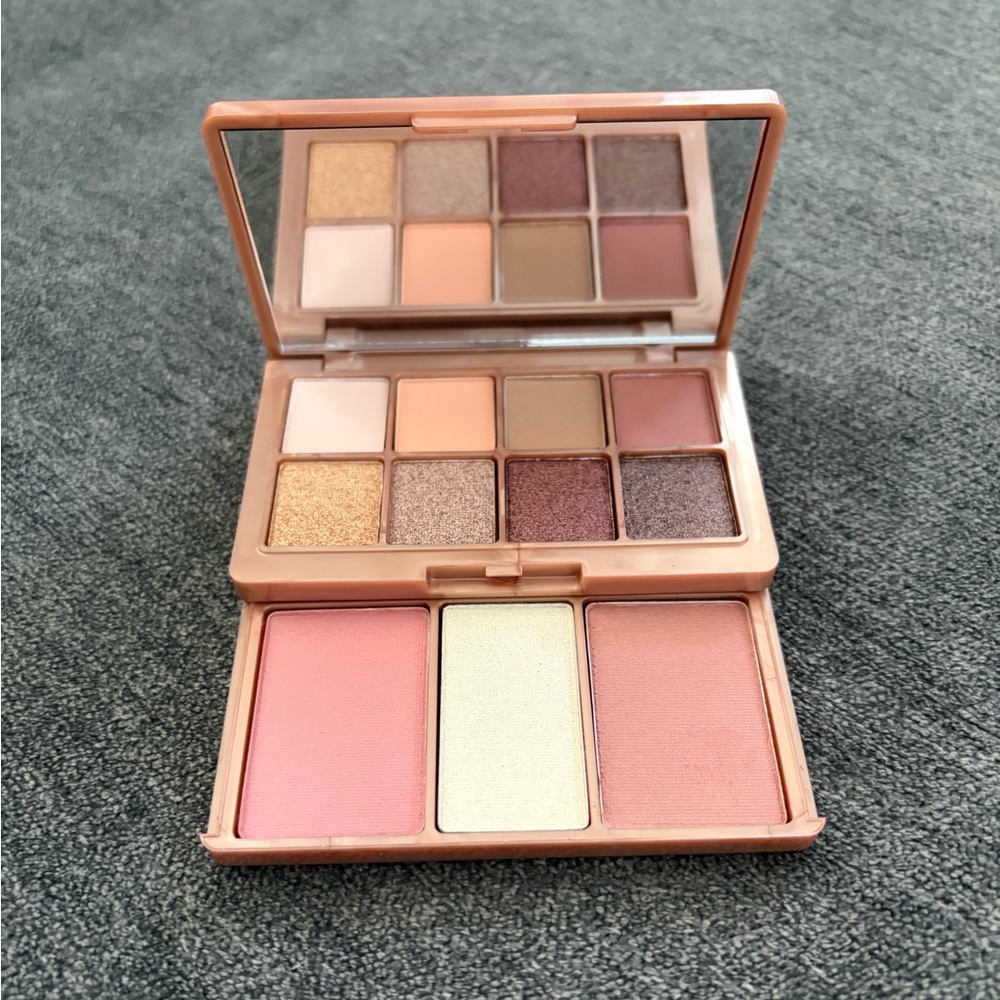 Kourtney Kim Kloe Multi-Color Eyeshadow and Blush Palette- Kroma Beauty